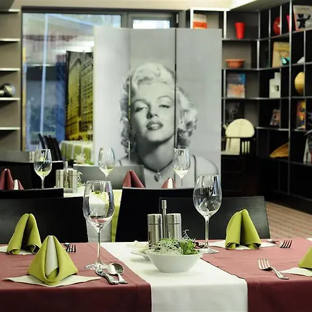 罗卡国会酒店 酒店